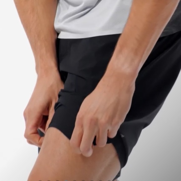 On Running Hybrid Shorts In Black Size XL - Picture 11 of 17